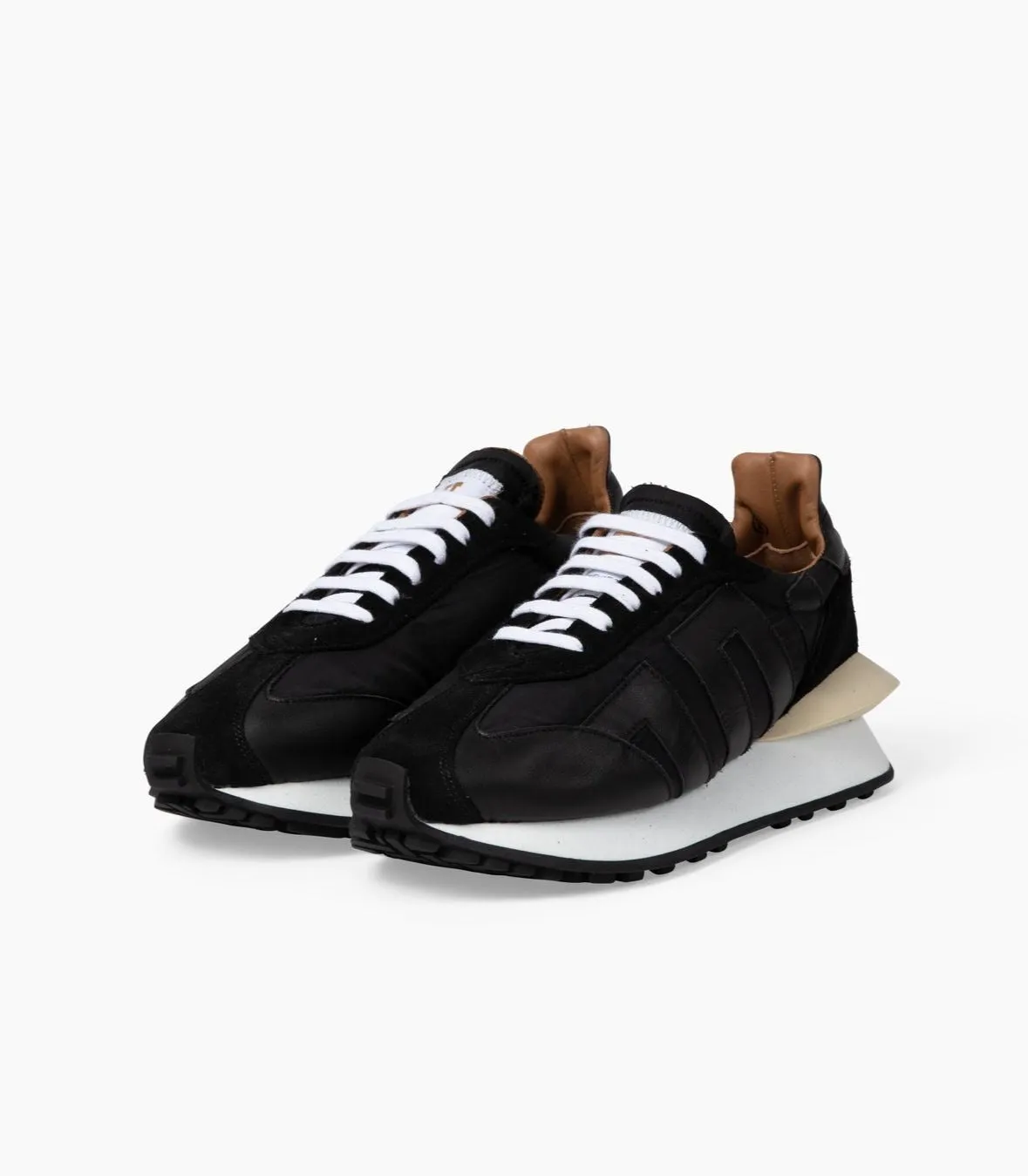 Esseutesse Runner Sneaker - Black