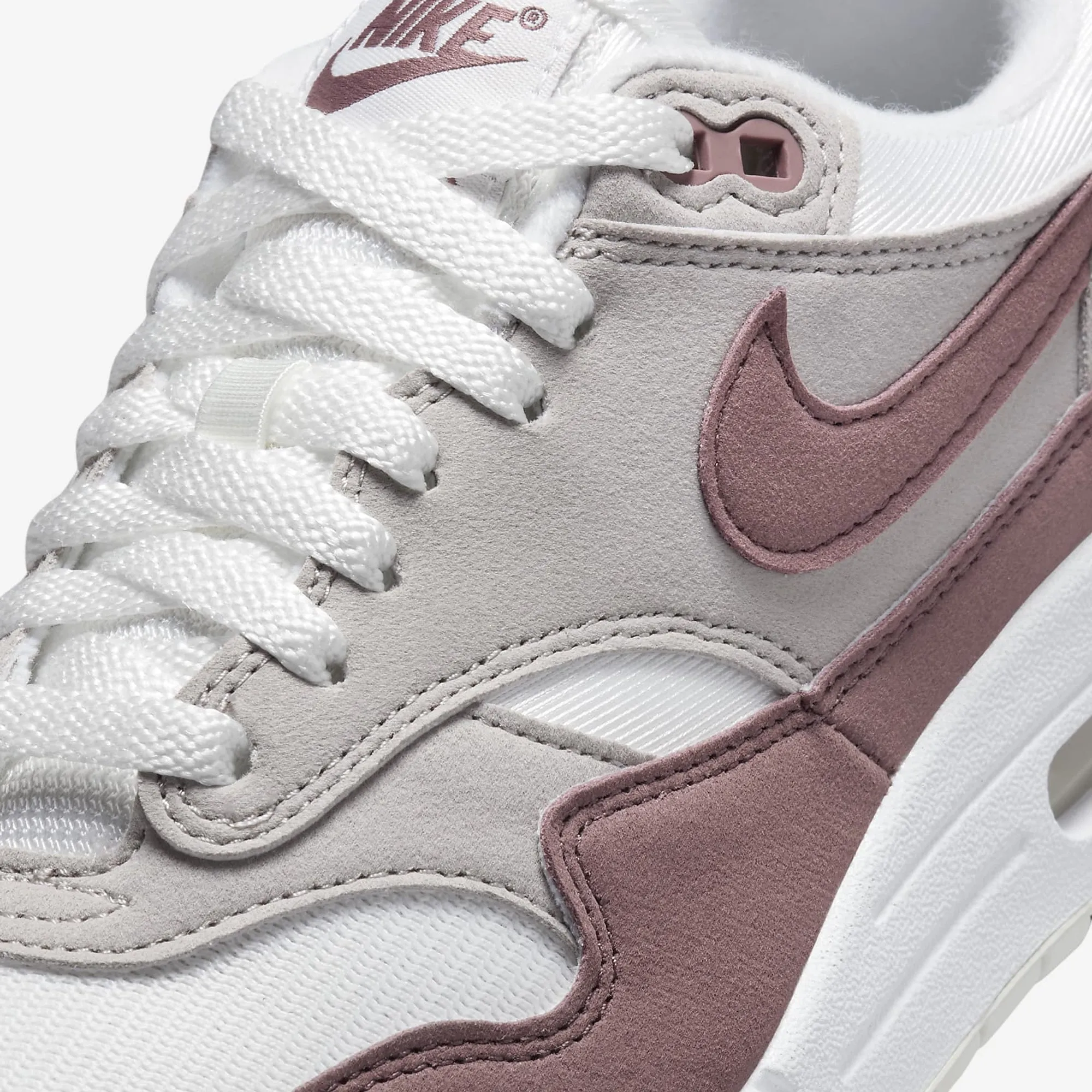 Nike | WMN'S AIR MAX 1  { SUMMIT WHITE/SMOKEY MAUVE-LT IRON ORE