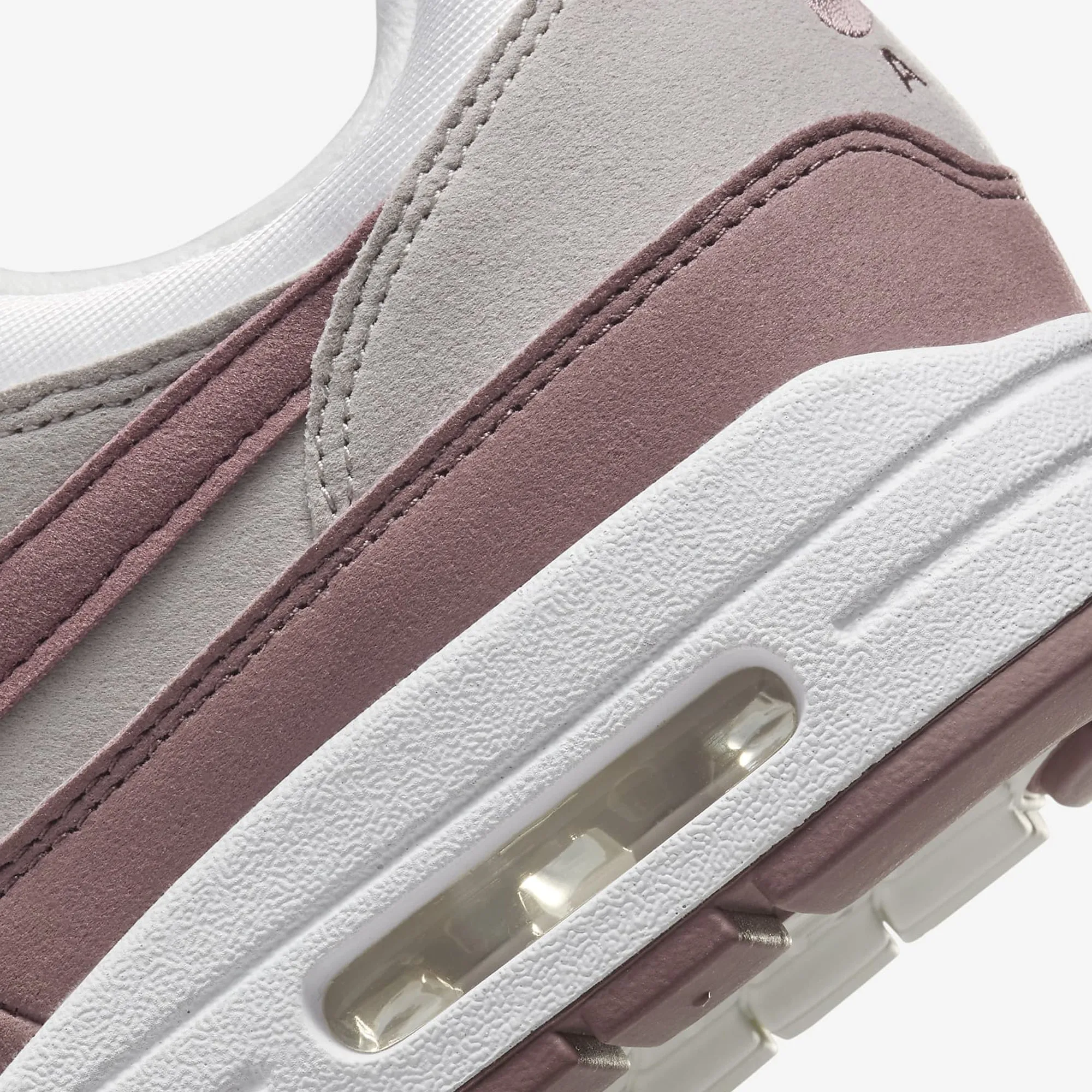 Nike | WMN'S AIR MAX 1  { SUMMIT WHITE/SMOKEY MAUVE-LT IRON ORE